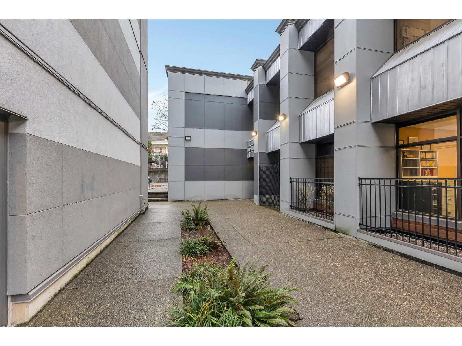 206 33119 SOUTH FRASER WAY, Abbotsford