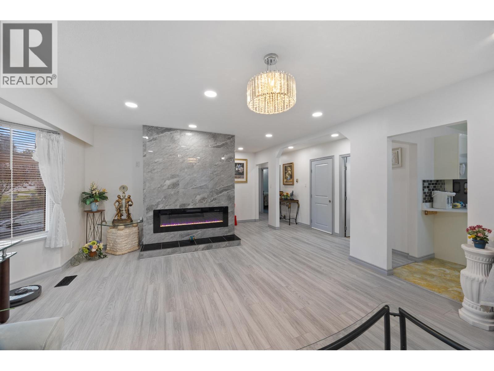 8255 18TH AVENUE, Burnaby