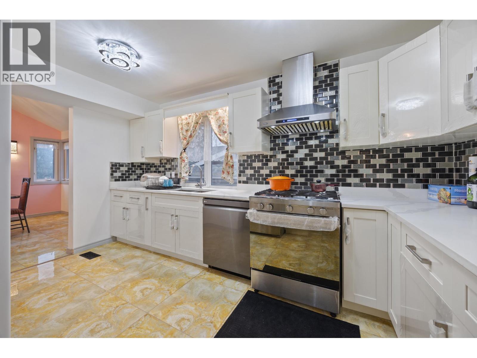 8255 18TH AVENUE, Burnaby