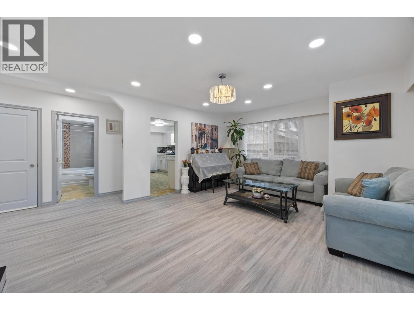 8255 18TH AVENUE, Burnaby