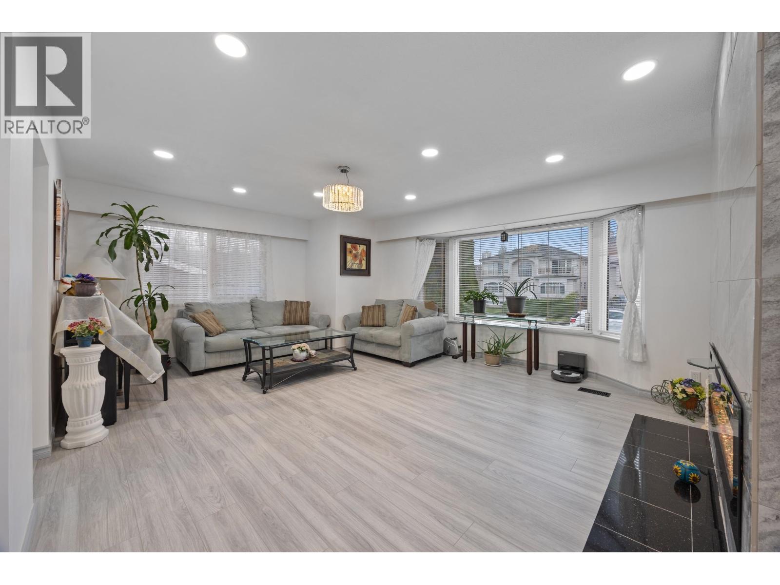 8255 18TH AVENUE, Burnaby