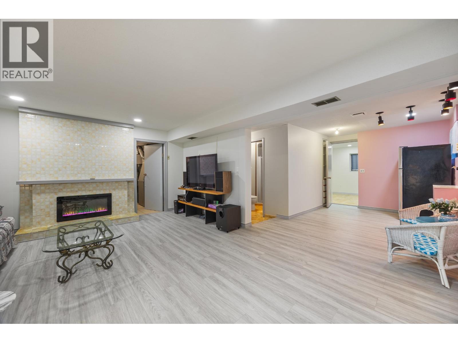 8255 18TH AVENUE, Burnaby