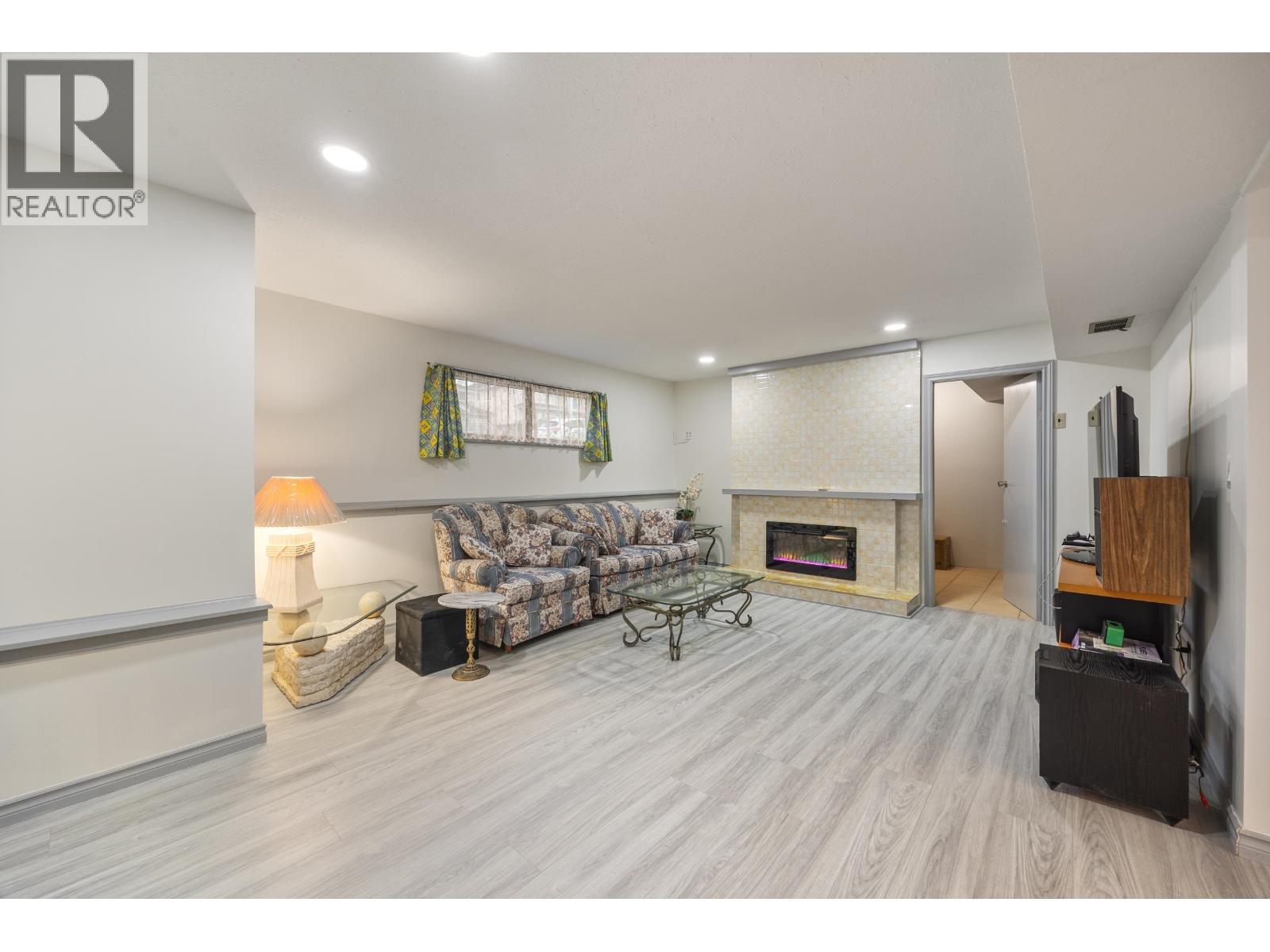 8255 18TH AVENUE, Burnaby