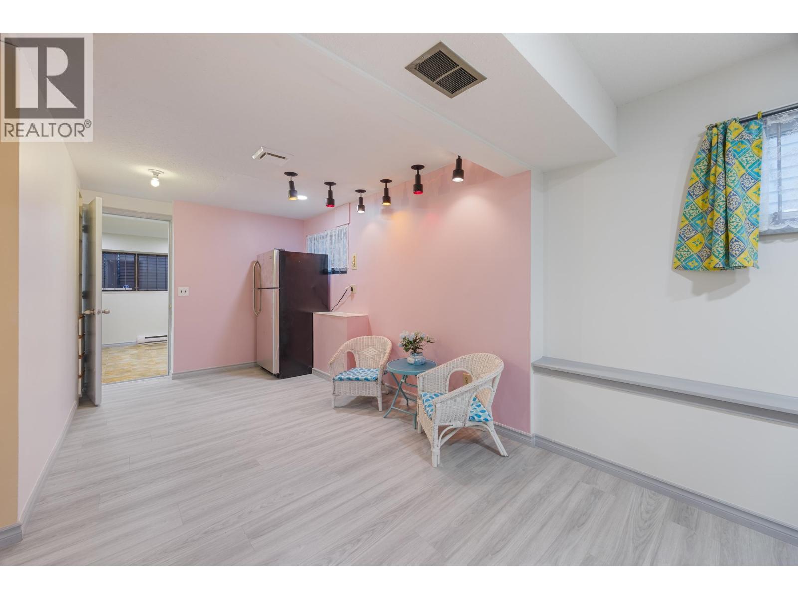 8255 18TH AVENUE, Burnaby