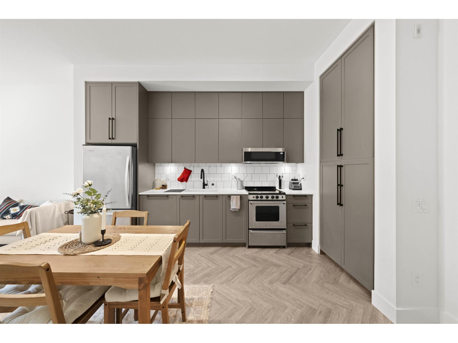 201 13933 105 BOULEVARD, Surrey