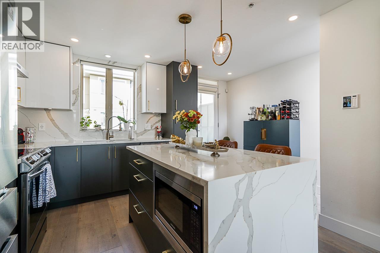 76 728 W 14TH STREET, North Vancouver