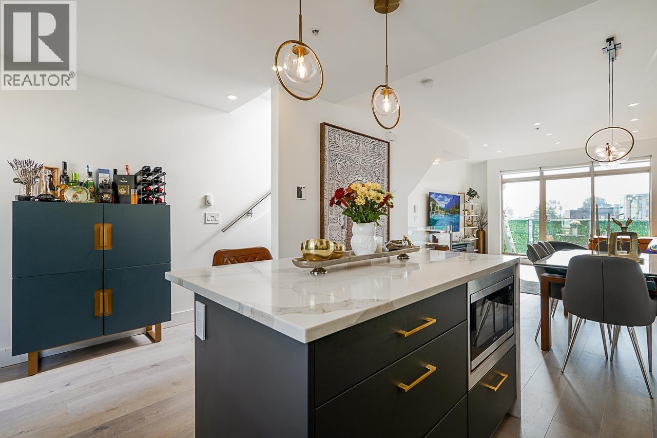 76 728 W 14TH STREET, North Vancouver