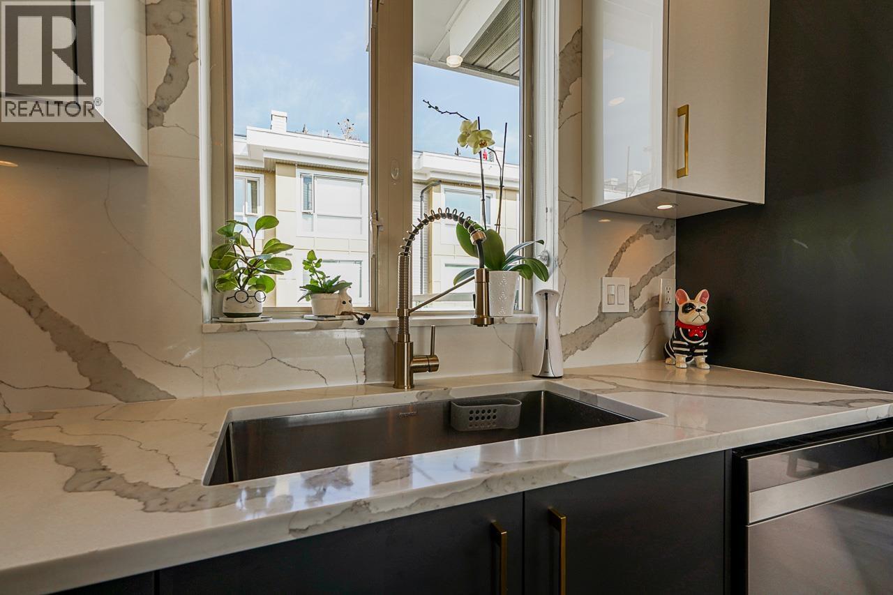 76 728 W 14TH STREET, North Vancouver