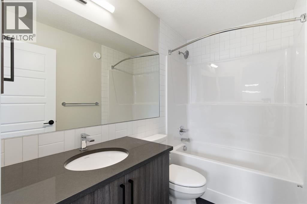 Single Family House for Sale in  Lewiston Landing NE Lewisburg Calgary 