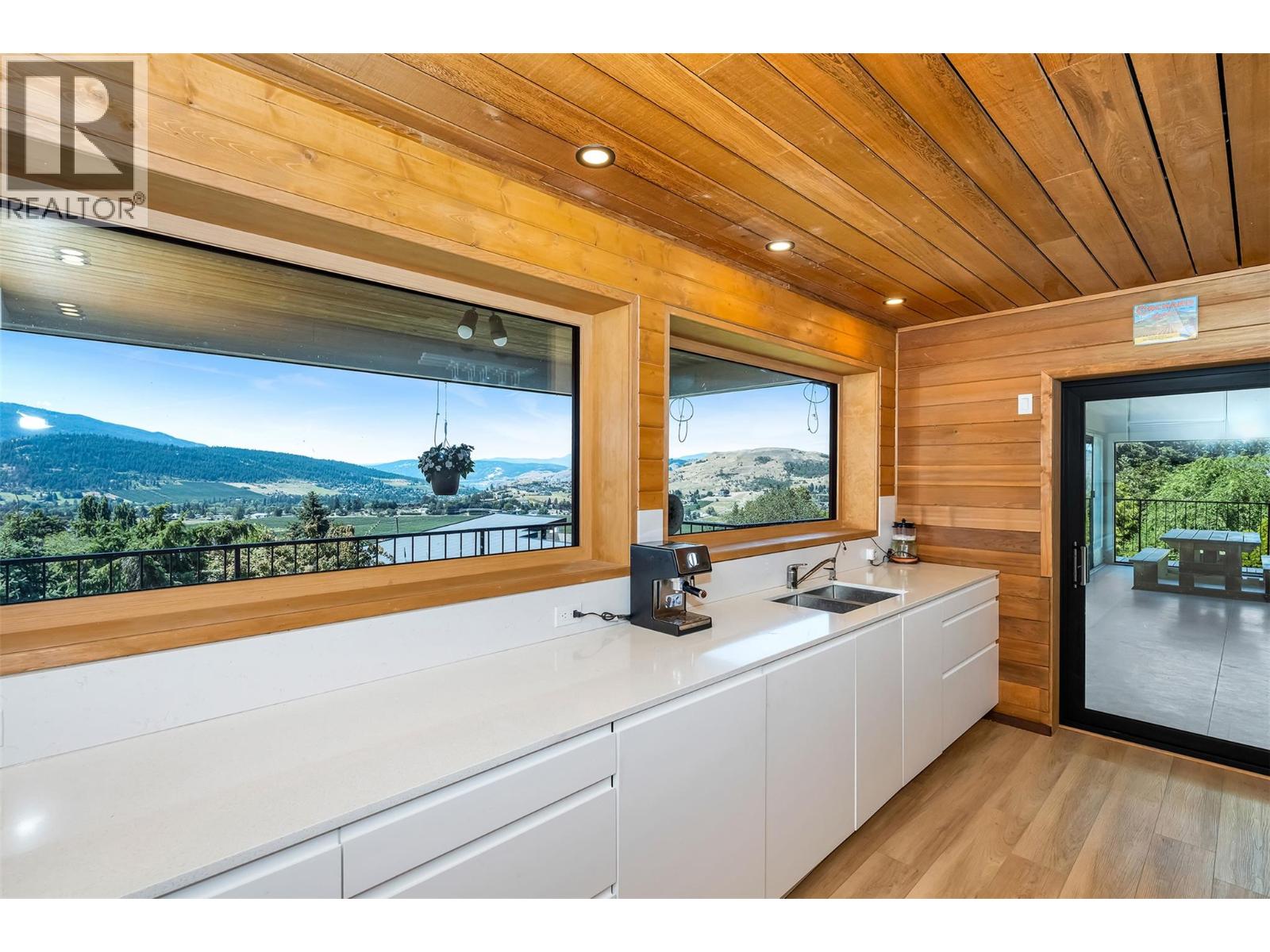 460 Crestview Drive, Coldstream