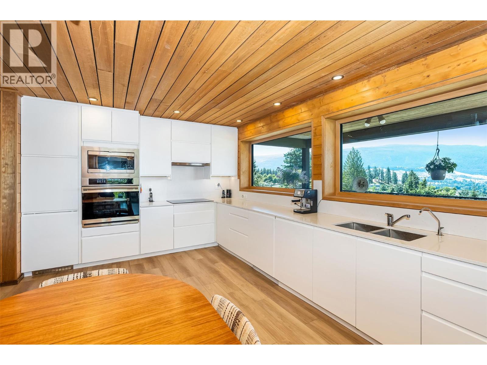 460 Crestview Drive, Coldstream