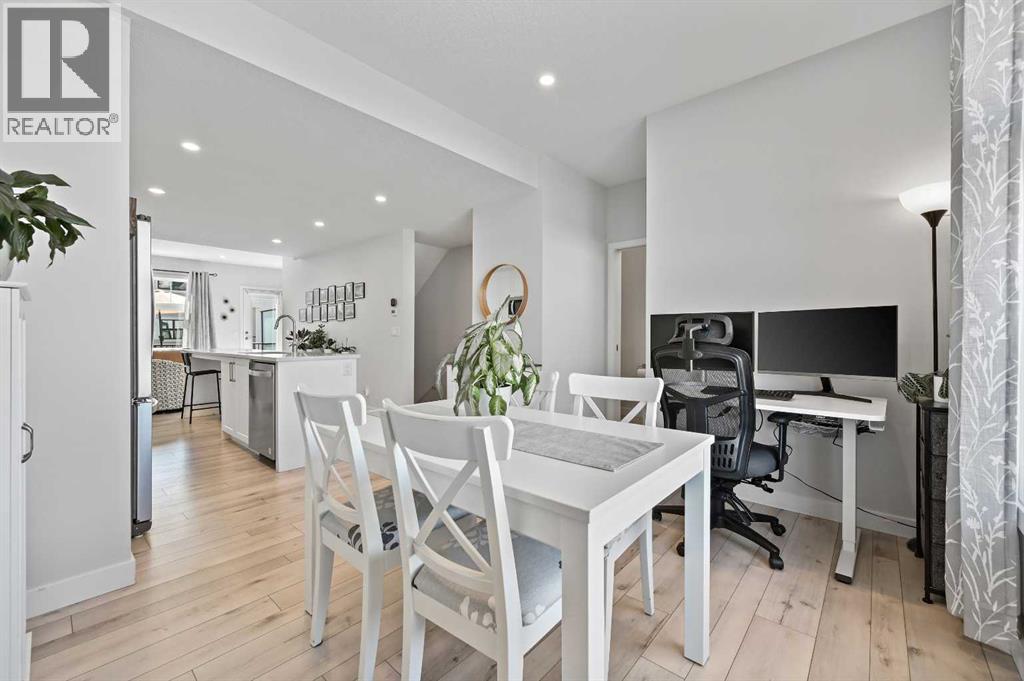 Single Family House for Sale in  Les Jardins Park SE Douglasdale/Glen Calgary 