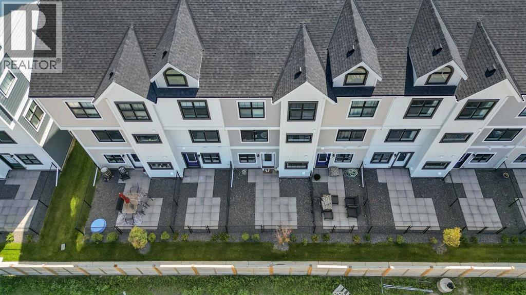 Single Family House for Sale in  Les Jardins Park SE Douglasdale/Glen Calgary 