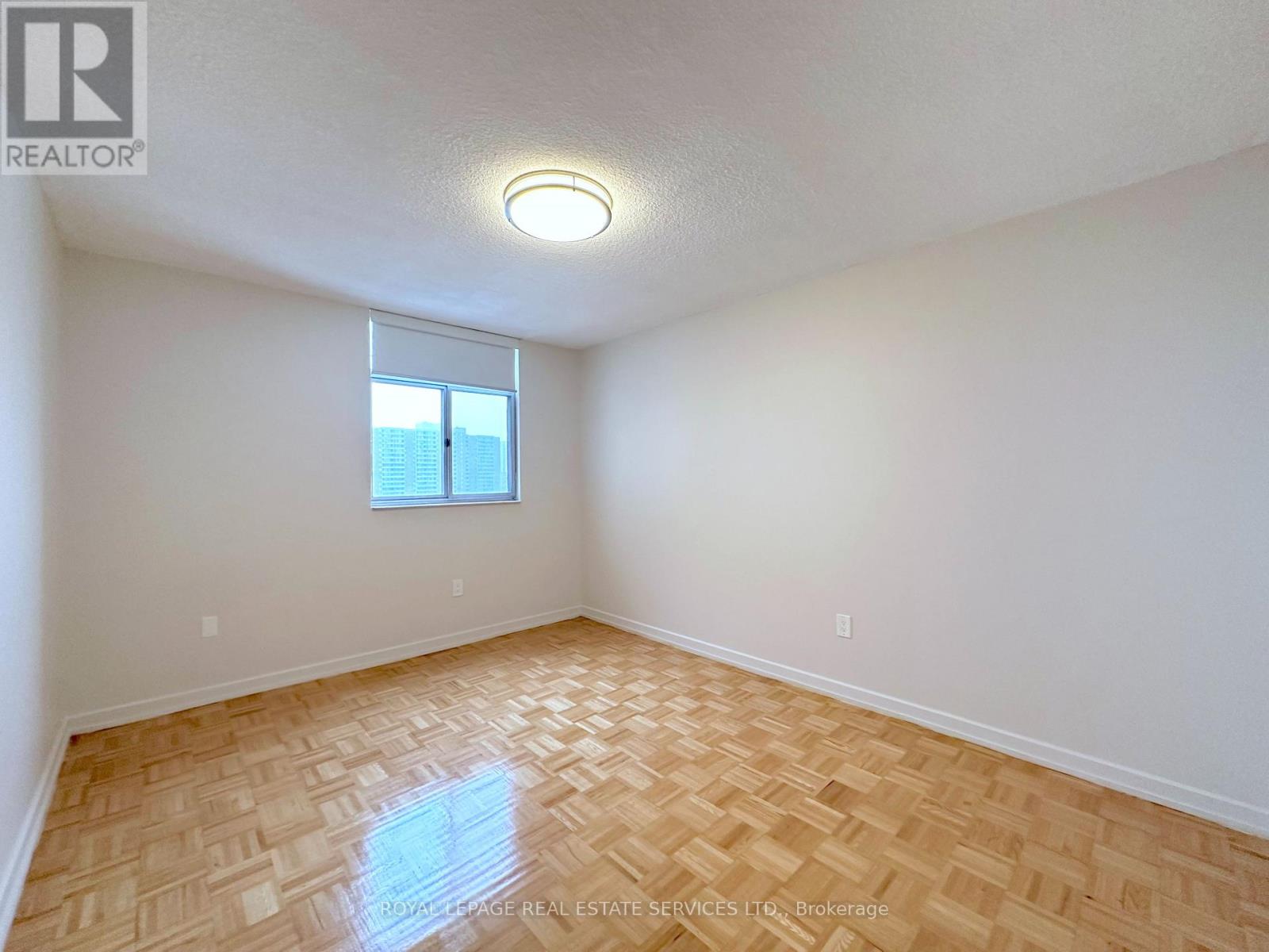 Single Family House for Sale in    DENTON AVENUE Toronto (Oakridge) 