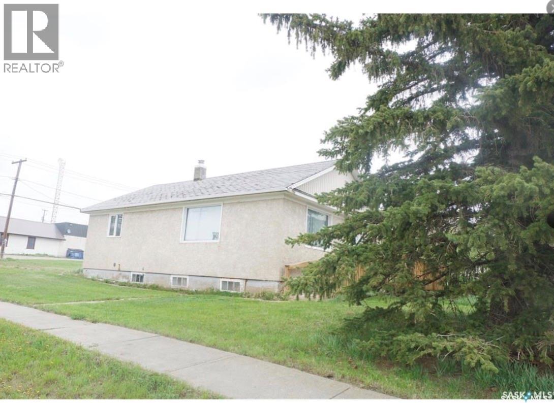 102 Dominion AVENUE - Photo 3 of 12, Kincaid, Saskatchewan