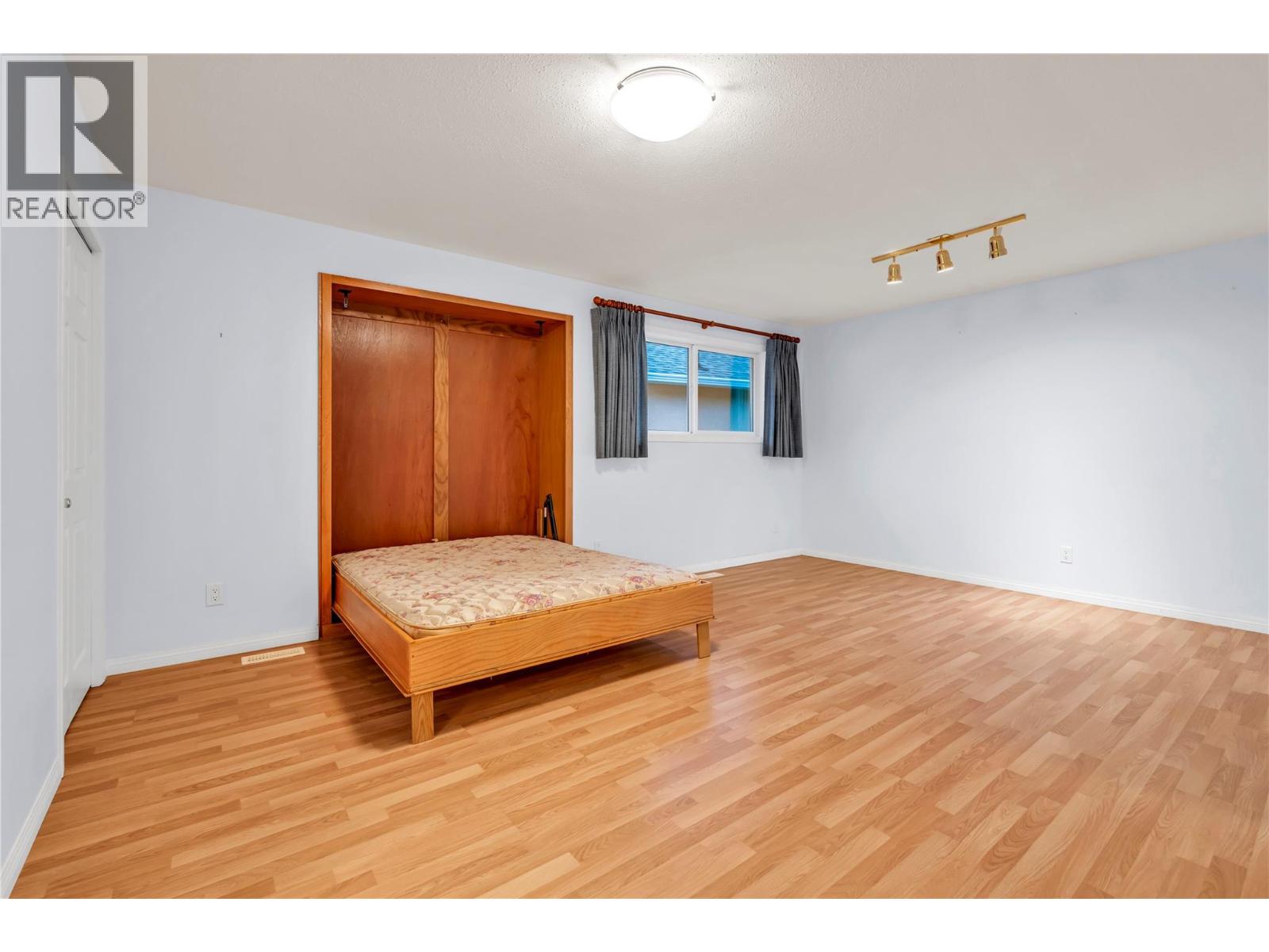 6108 Saint Martin Place, Oliver