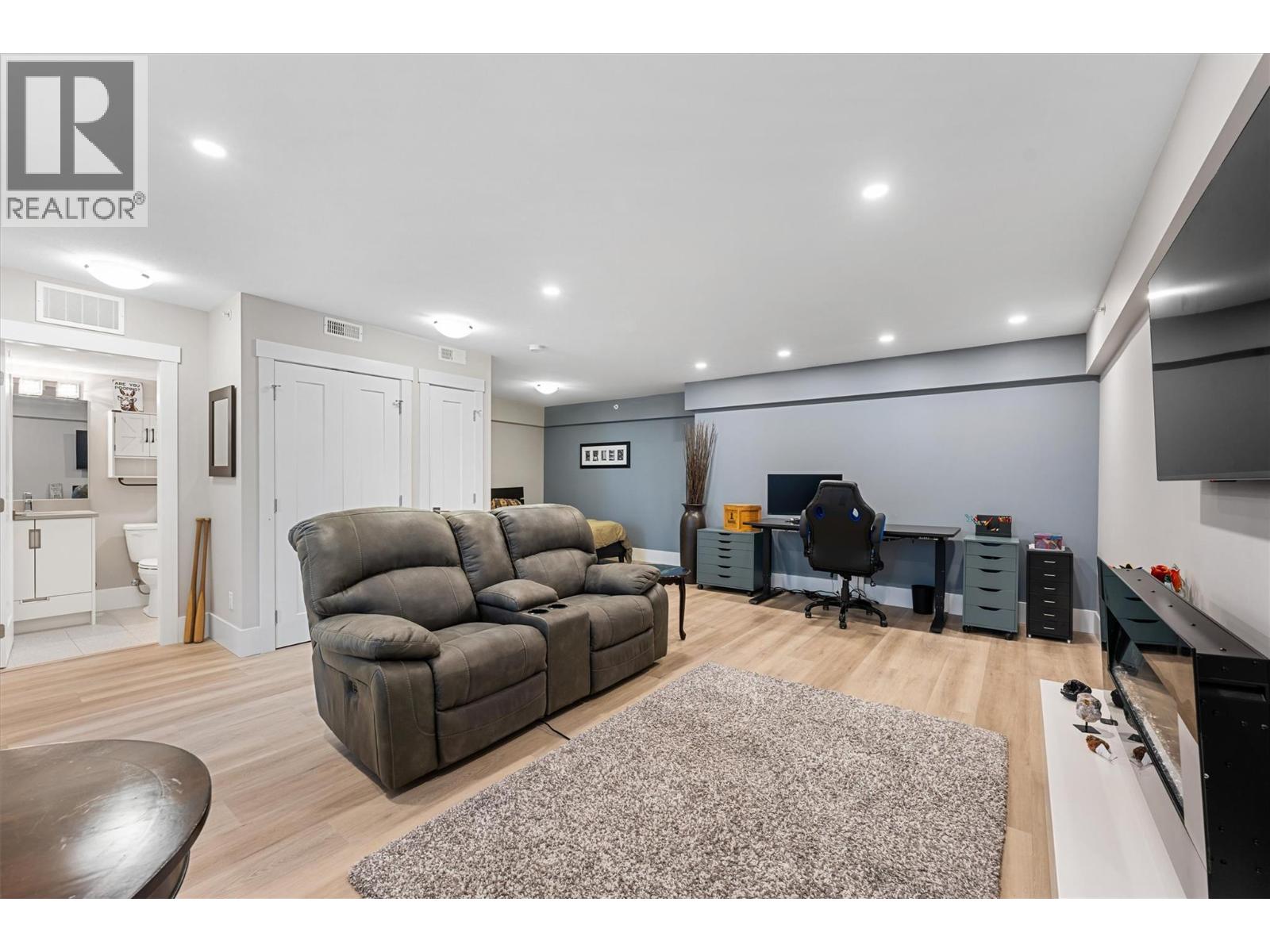 220 4000 REDSTONE Crescent, Peachland