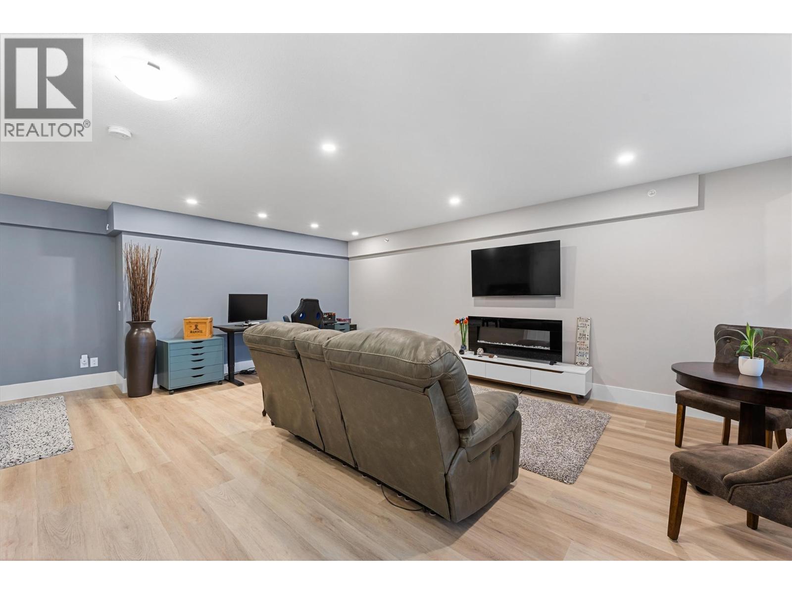 220 4000 REDSTONE Crescent, Peachland