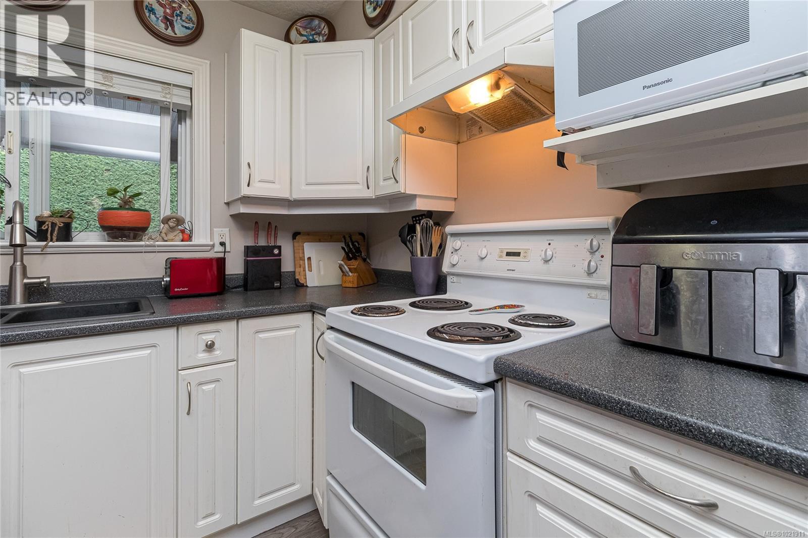  1204 Knockan Place, Saanich