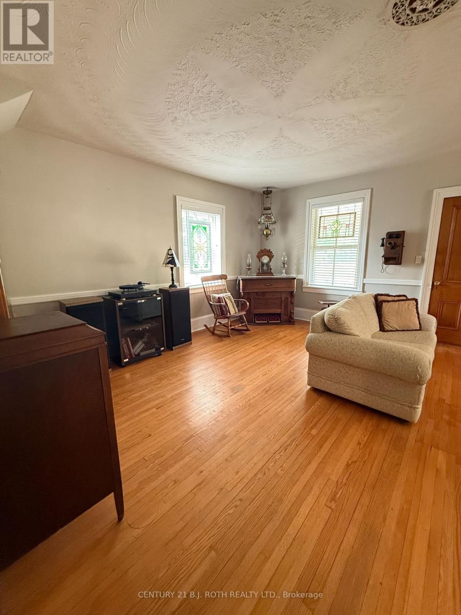 46 KING STREET N - 9