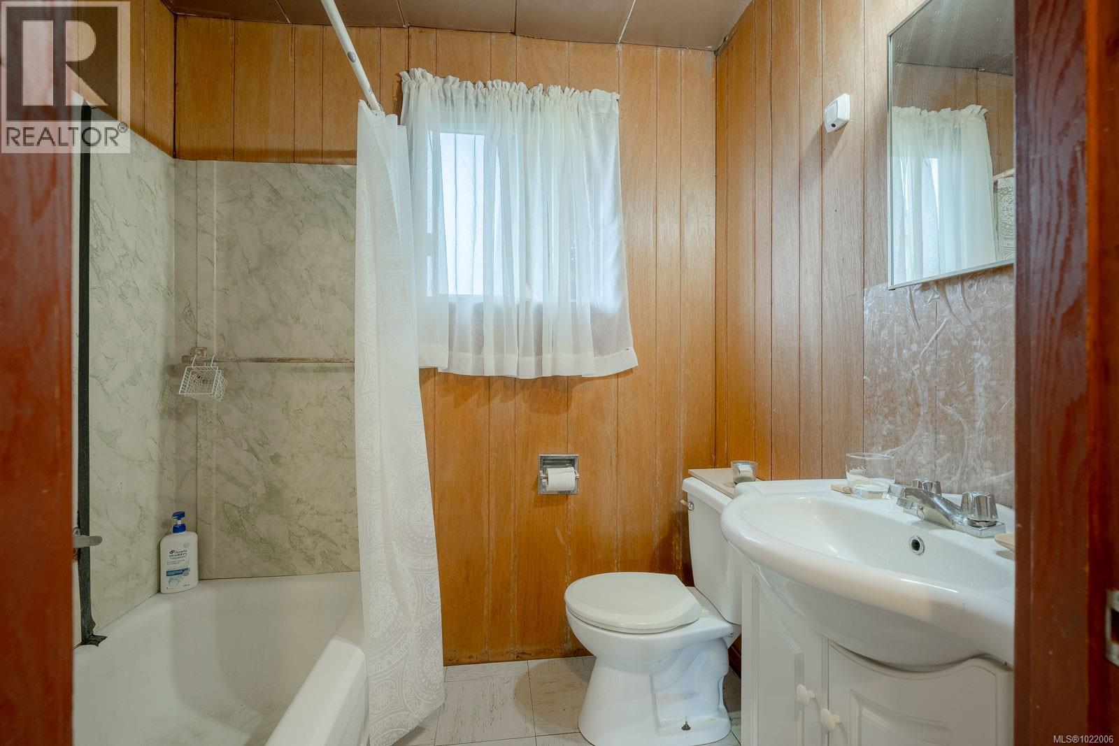 230 Clutus Rd, Bamfield