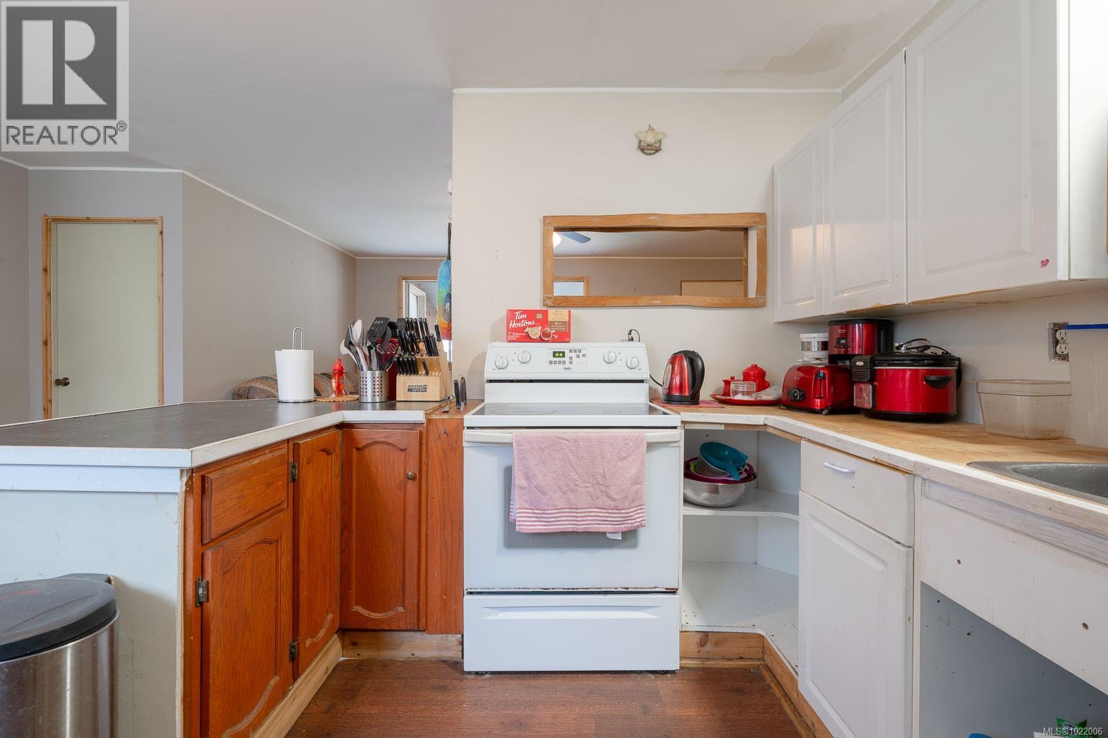 230 Clutus Rd, Bamfield