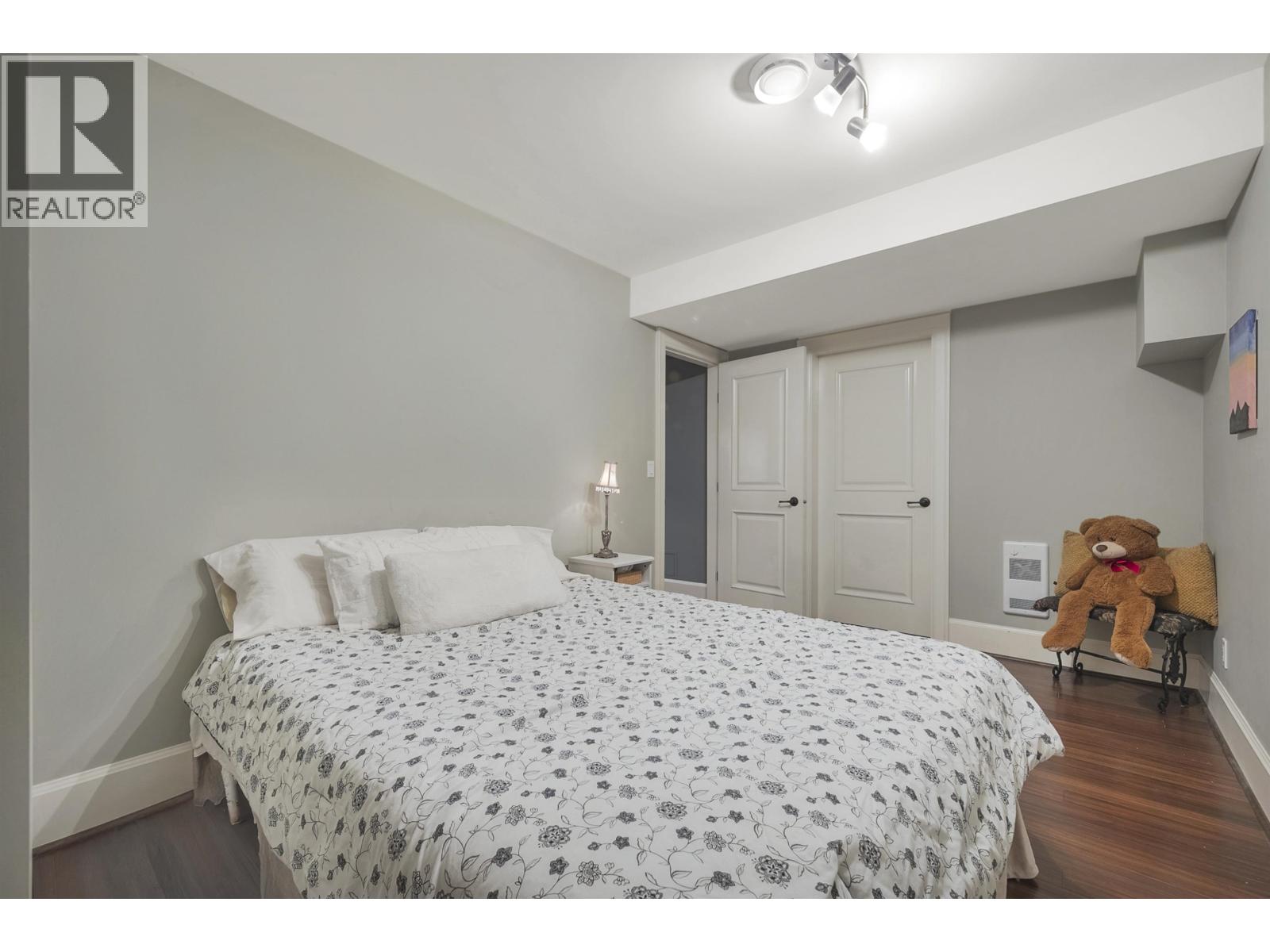 518 E 16TH STREET, North Vancouver