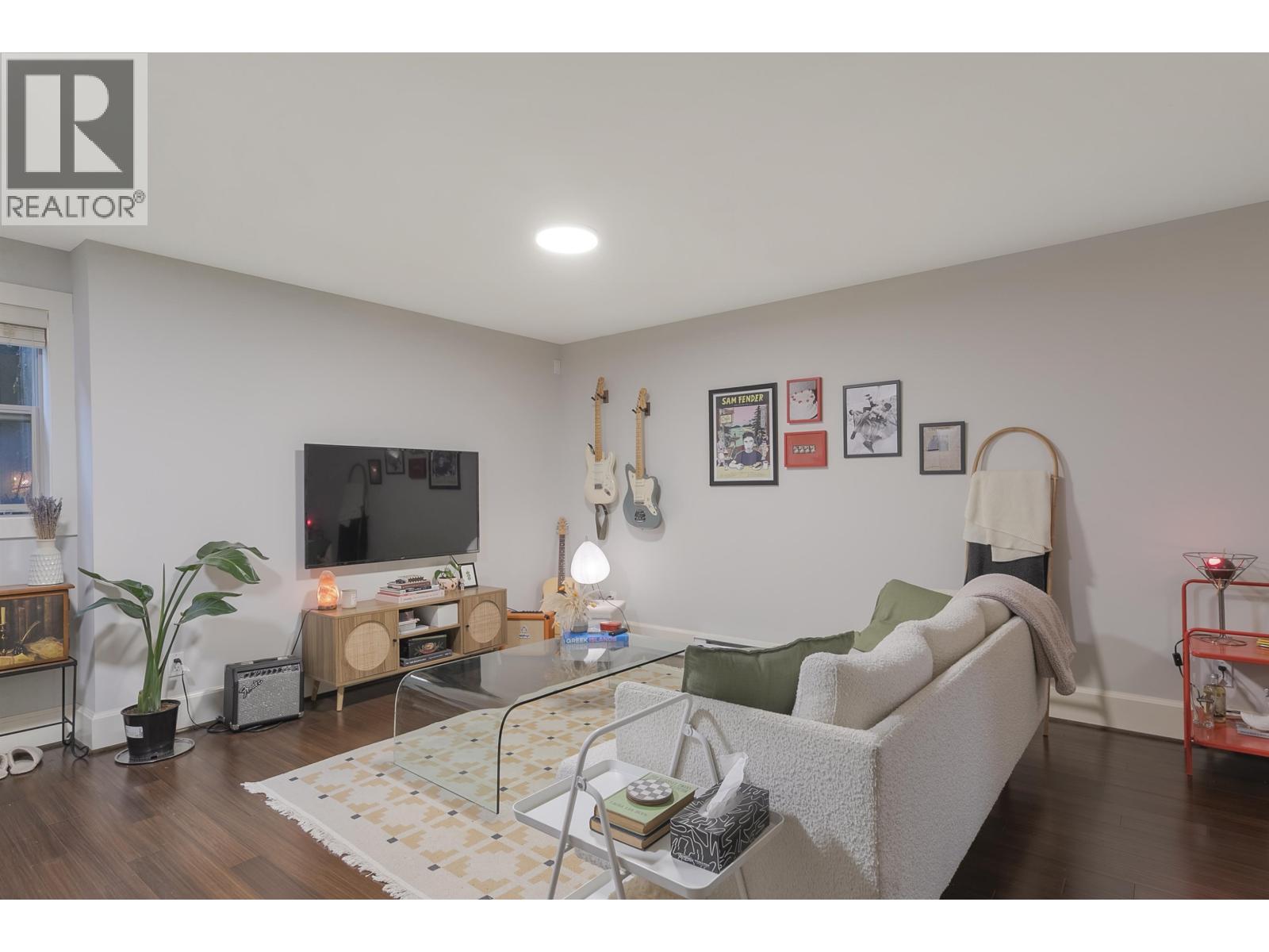 518 E 16TH STREET, North Vancouver