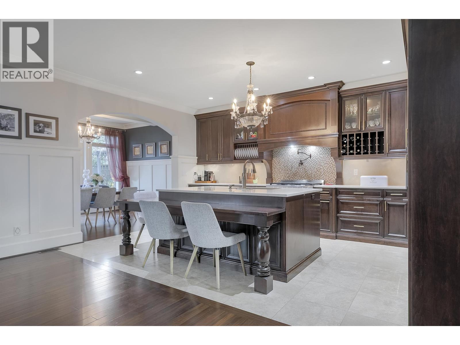 518 E 16TH STREET, North Vancouver