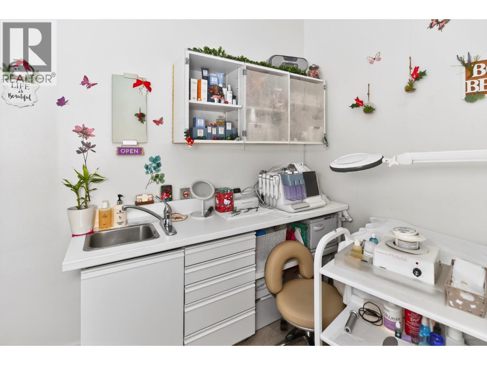 12085 CONFIDENTIAL, North Vancouver