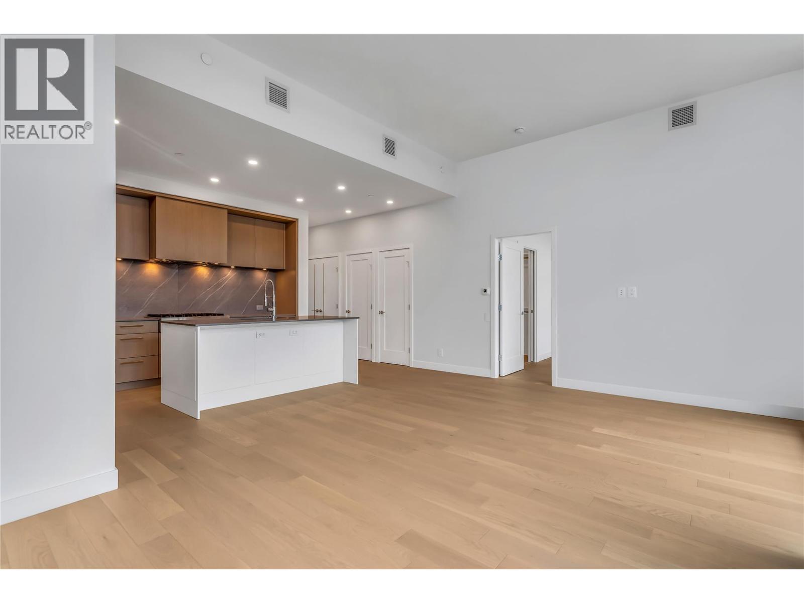 PH S607 3409 Lakeshore Road, Kelowna