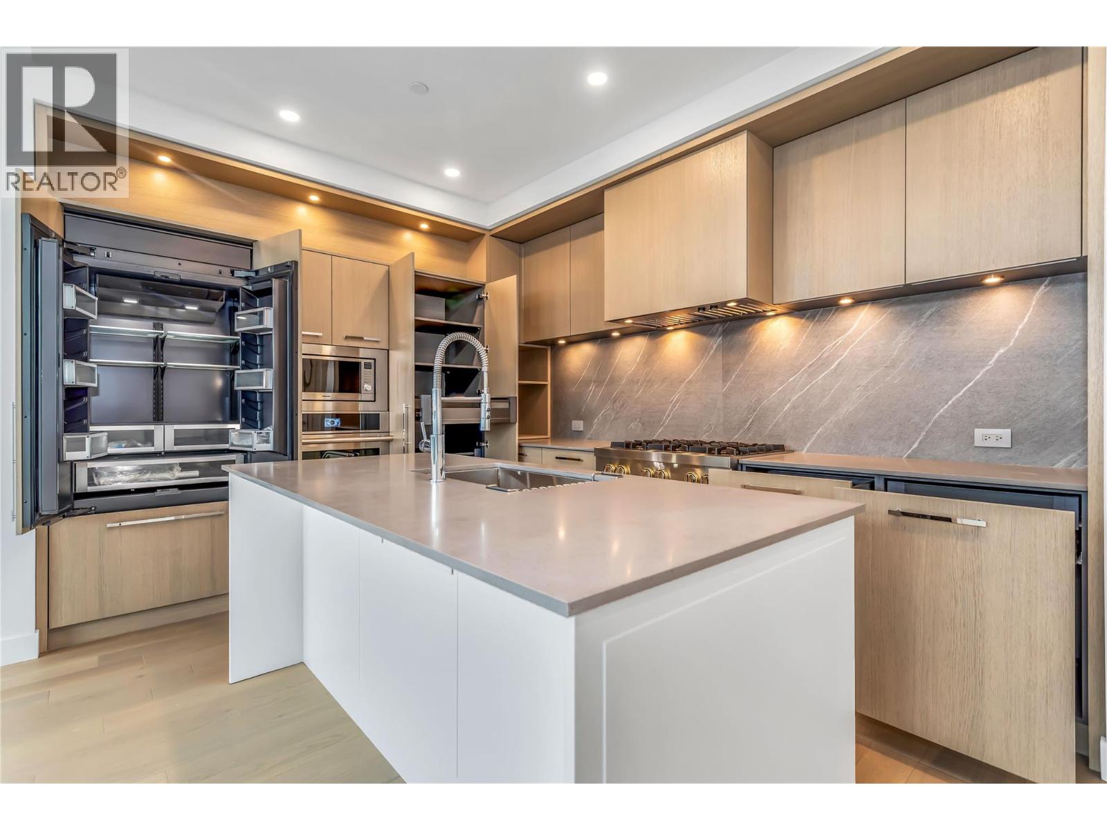 PH S607 3409 Lakeshore Road, Kelowna