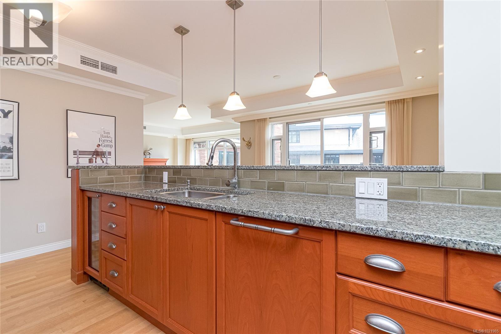 401 1175 Beach Drive, Oak Bay