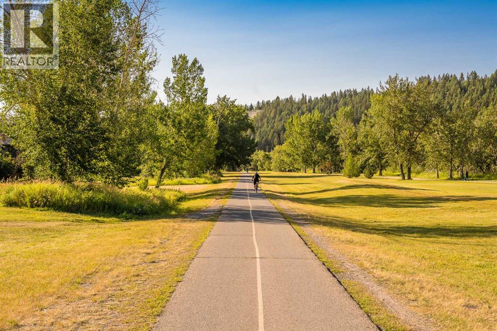 305, 145 Point Drive NW, Calgary, Alberta