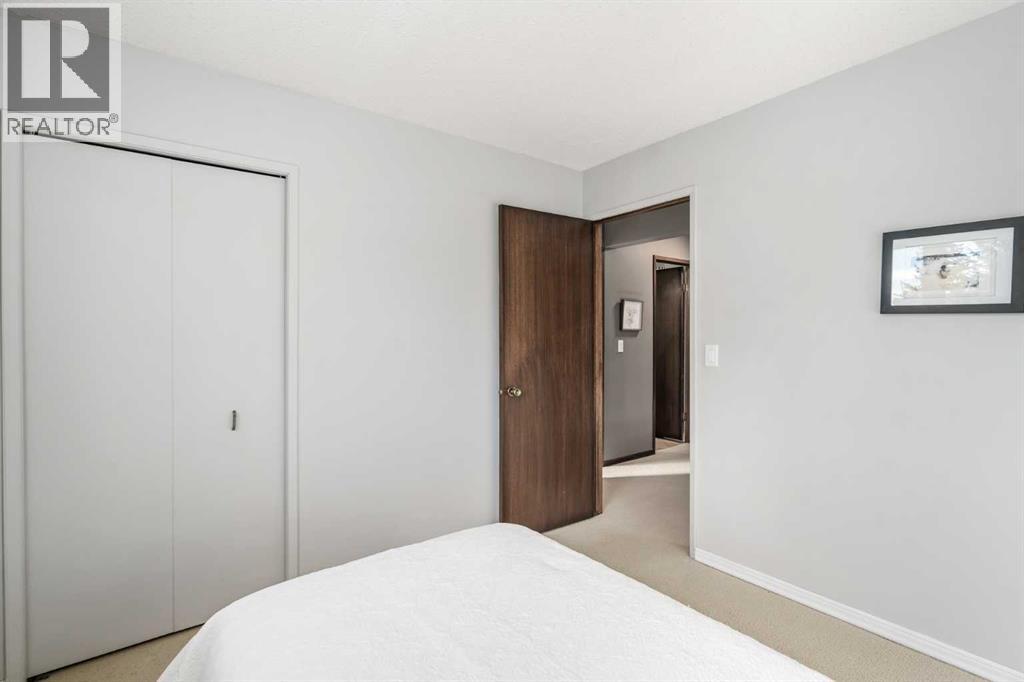 Single Family House for Sale in  Edgemont Place NW Edgemont Calgary 