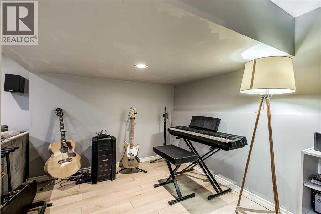 Single Family House 5 Level for Sale in  Edgemont Road NW Edgemont Calgary 