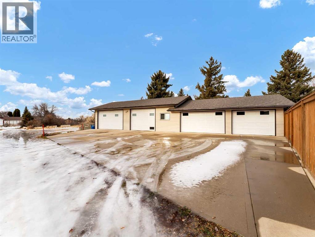 Single Family House Bungalow for Sale in  Upland Drive SE Connaught Medicine Hat 