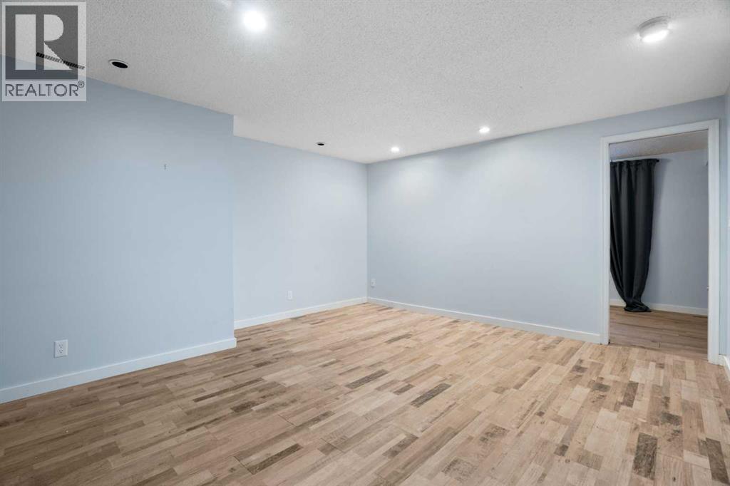 Single Family House for Sale in  Acadia Drive SE Lake Bonavista Calgary 