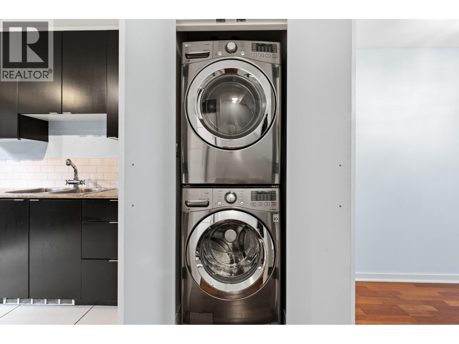 975 BEATTY STREET, Vancouver