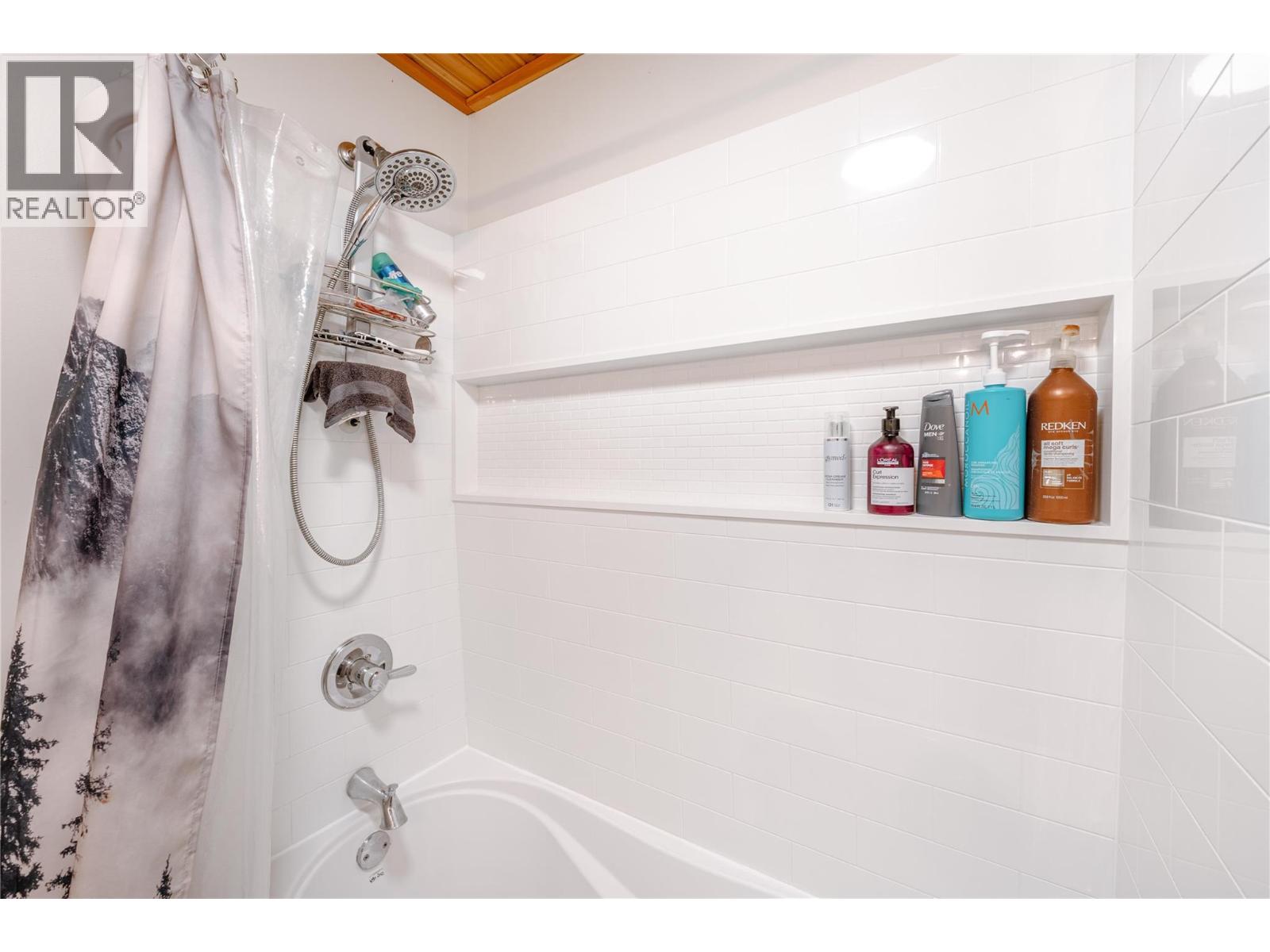 825 Ohlhausen Road, Revelstoke