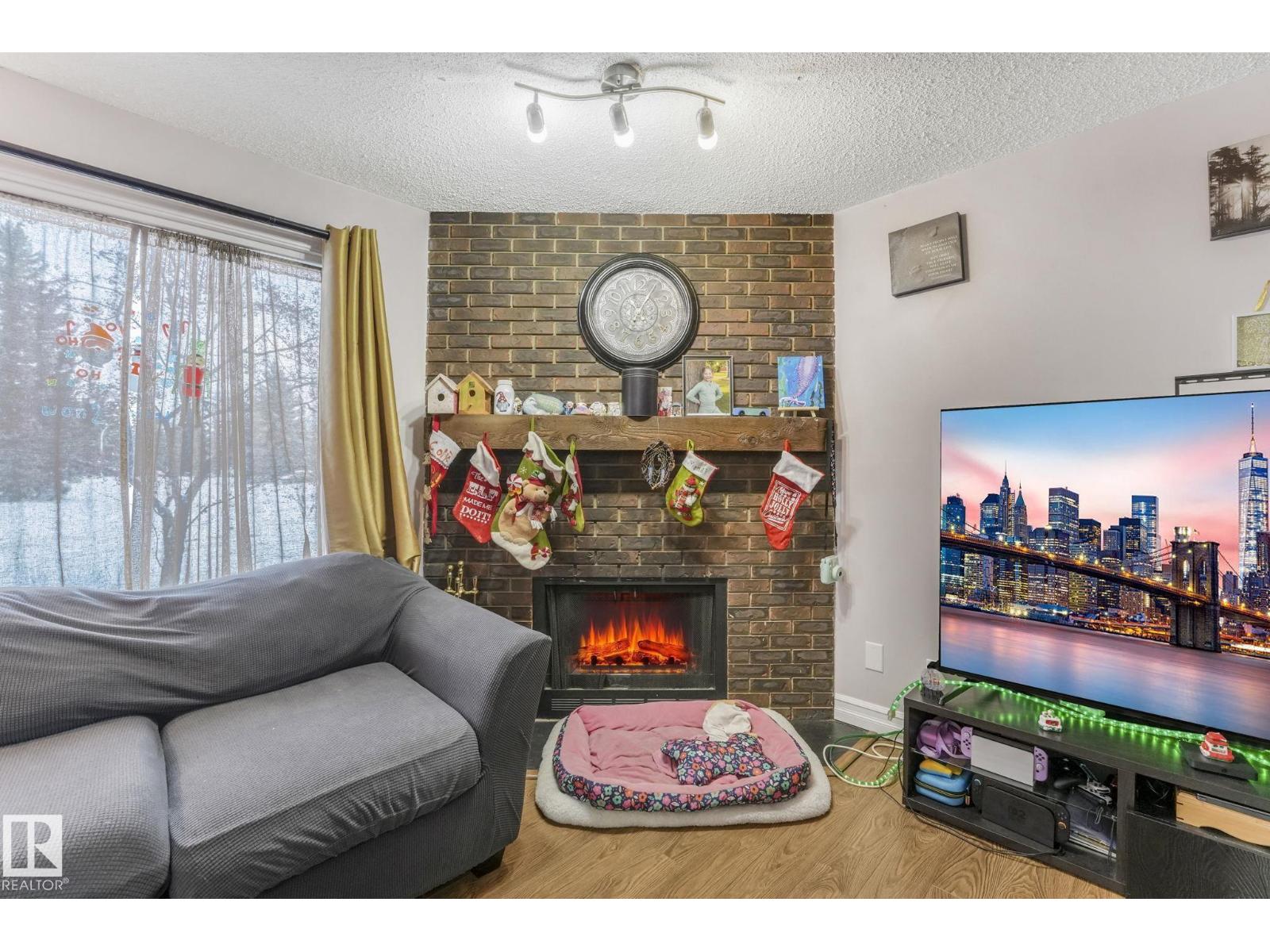 11811 32A AV NW, Edmonton