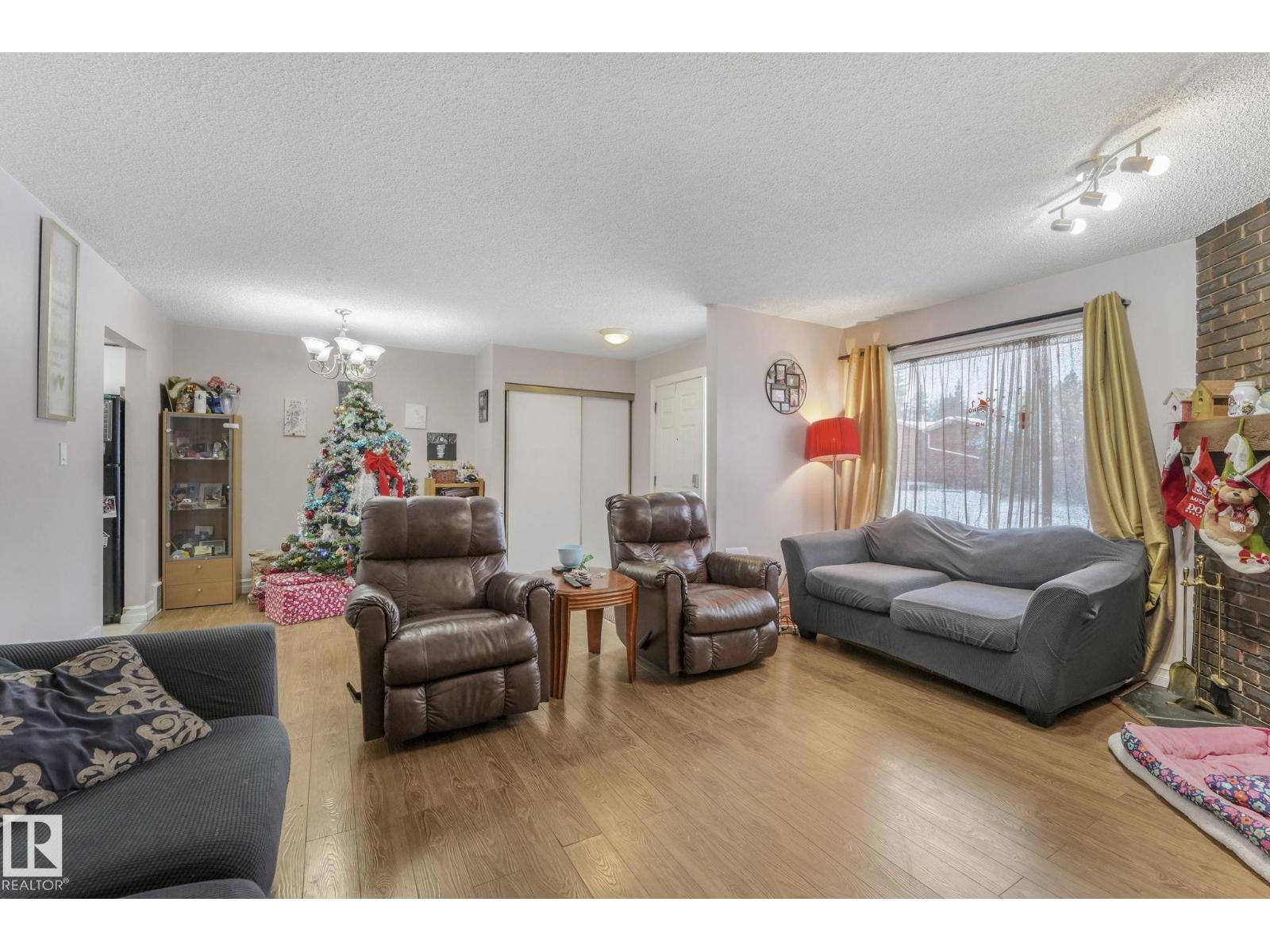 11811 32A AV NW, Edmonton