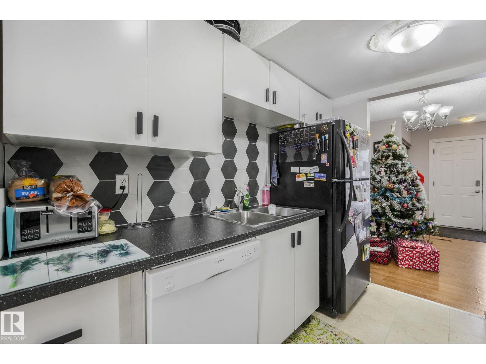 11811 32A AV NW, Edmonton