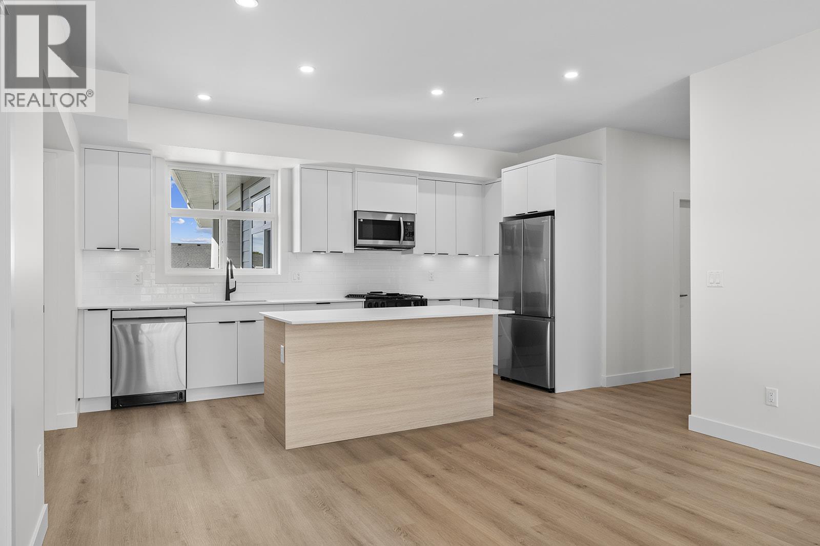 204 5300 Main Street, Kelowna