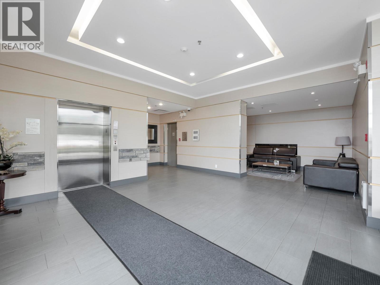 101 875 GIBSONS WAY, Gibsons