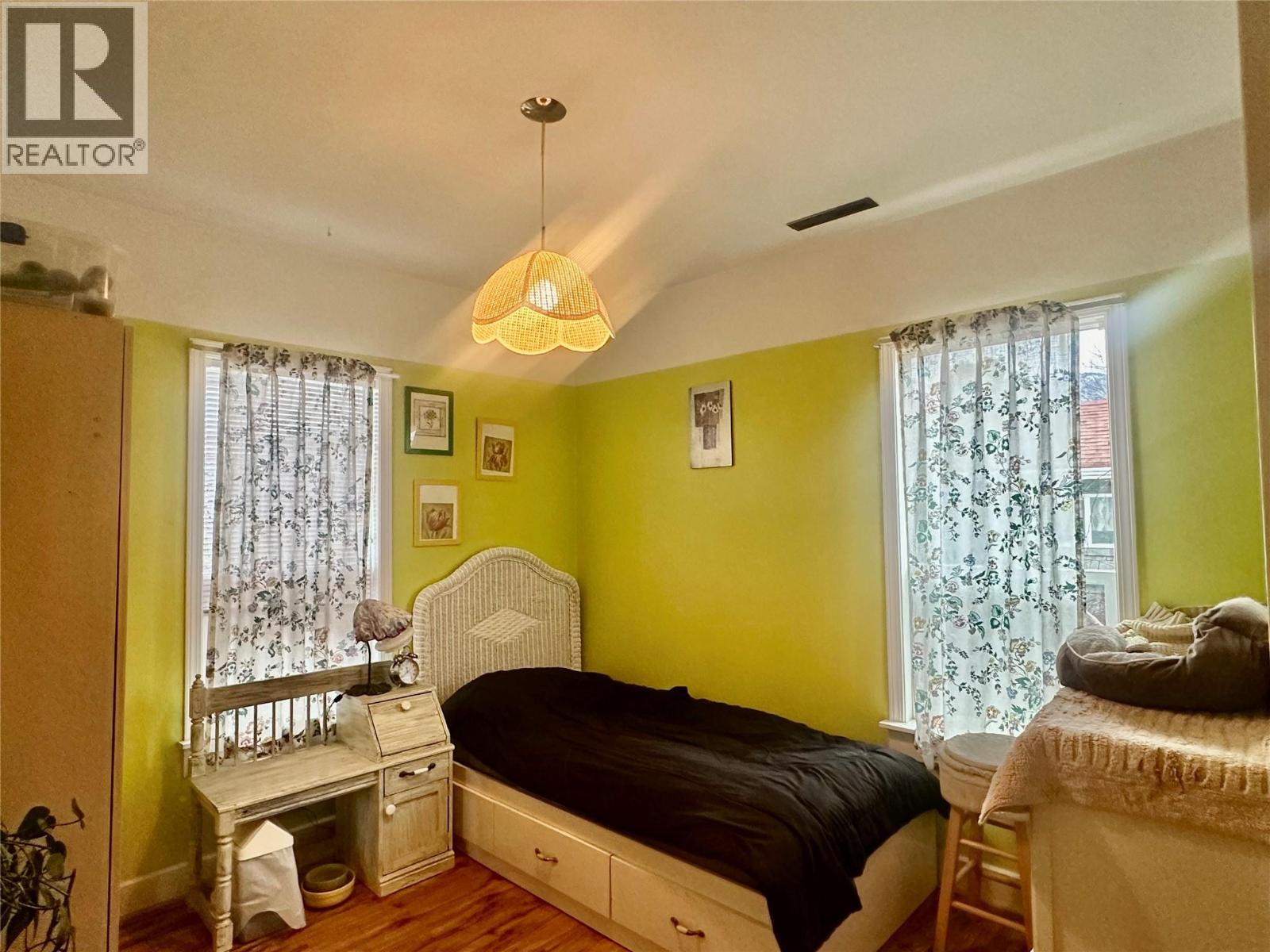 5826 Main Street, Oliver