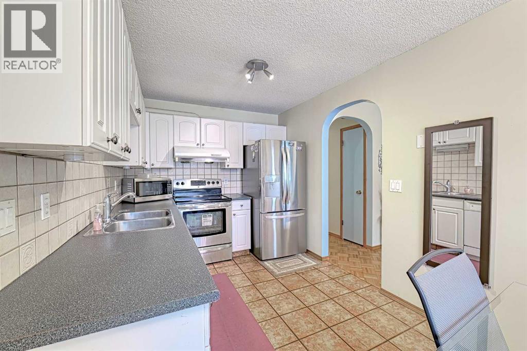 Single Family House Bi-level for Sale in  Shawmeadows Road SW Shawnessy Calgary 