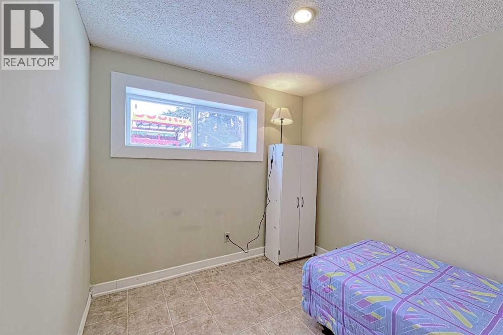 Single Family House Bi-level for Sale in  Shawmeadows Road SW Shawnessy Calgary 