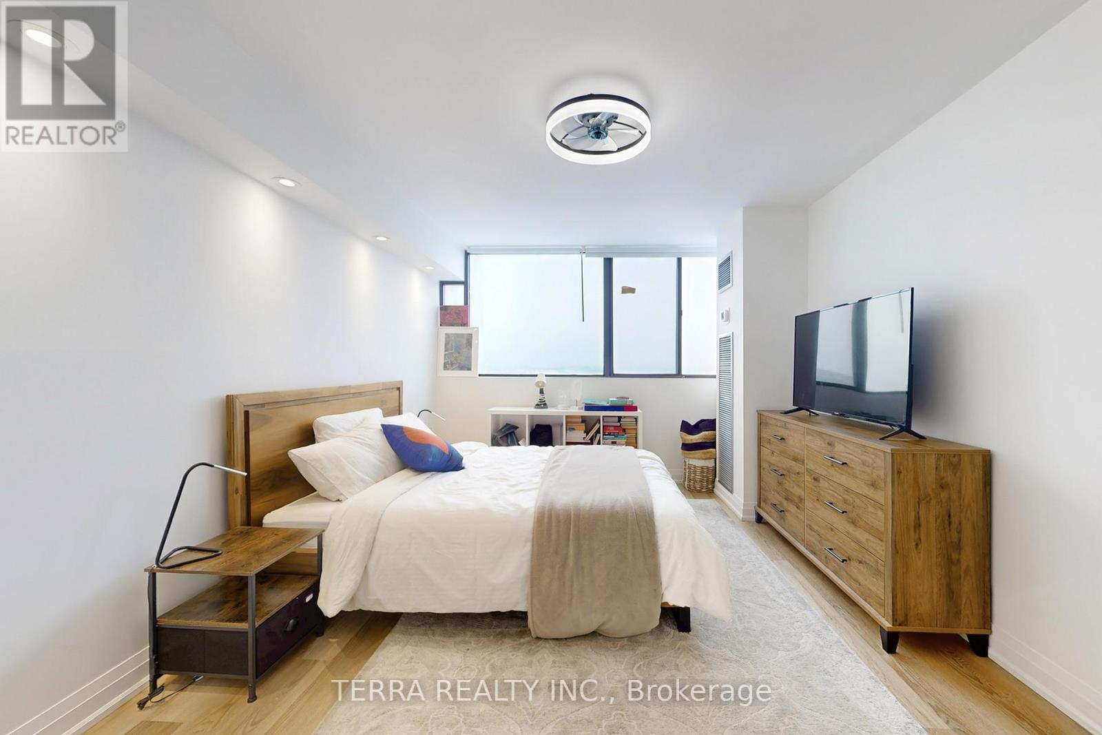 #2502 80 ANTIBES DRIVE - 32