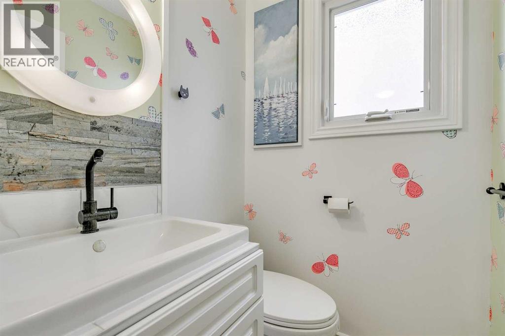 Single Family House for Sale in   Avenue SE Lake Bonavista Calgary 